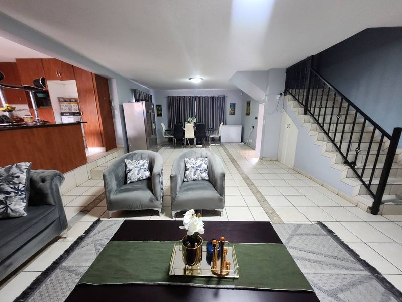 STUNNING HOME IN THE HEART OF OAKDENE - Photo 8