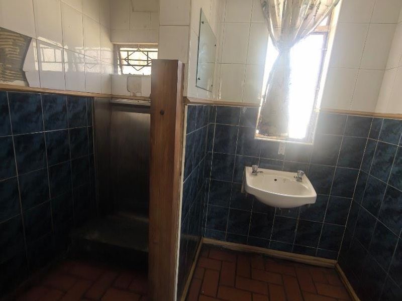 154m2 COMMERCIAL BAR / RETAIL SPACE TO LET – Ex Wolves Pub - Photo 5