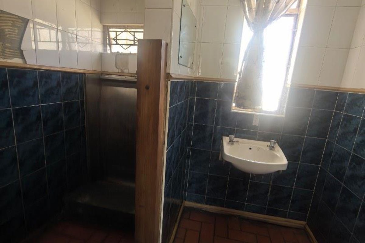 154m2 COMMERCIAL BAR / RETAIL SPACE TO LET – Ex Wolves Pub - Photo 5