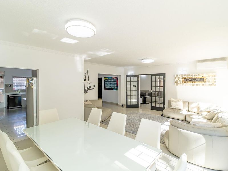 Contemporary Elegance. Sophisticated Living. A Private Garden Retreat! - Photo 5
