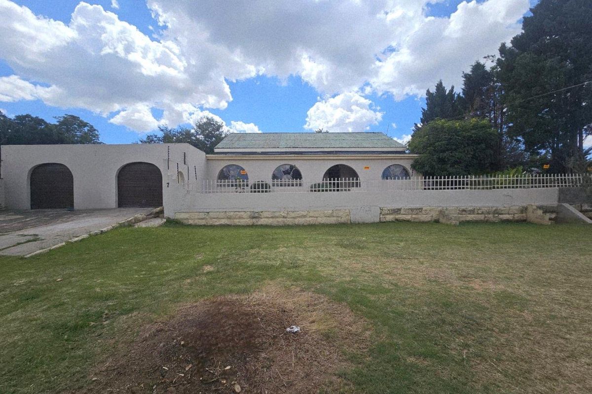 Spacious 5-Bedroom Family Home Within Walking Distance of Schools - Photo 2