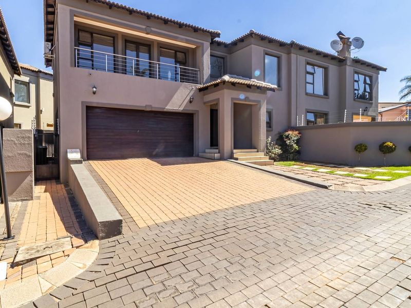 Spacious Family Home with Exceptional Entertainment Areas in Meyersdal - Photo 3