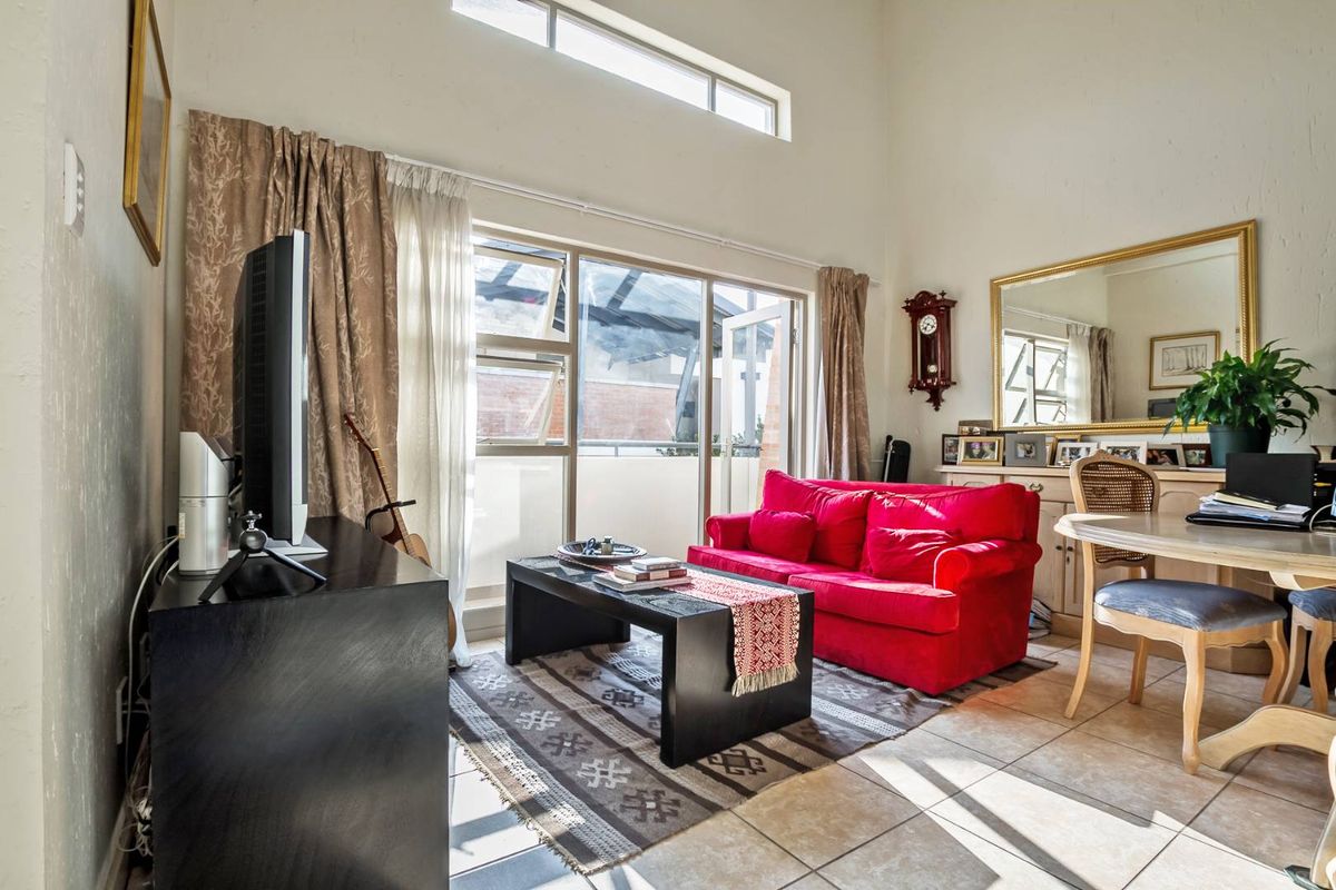 TOP FLOOR APARTMENT IN THE BOUNDARY LONEHILL AREAS - Photo 2