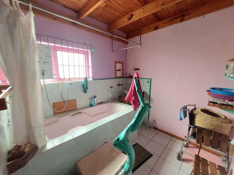 Unique Dream Home: Spacious, Versatile, & Full of Potential - Photo 9