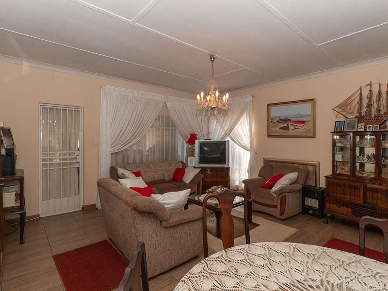 Charming 3-Bedroom Family Home with Income-Generating Bachelor Cottage in Birchleigh - Photo 5