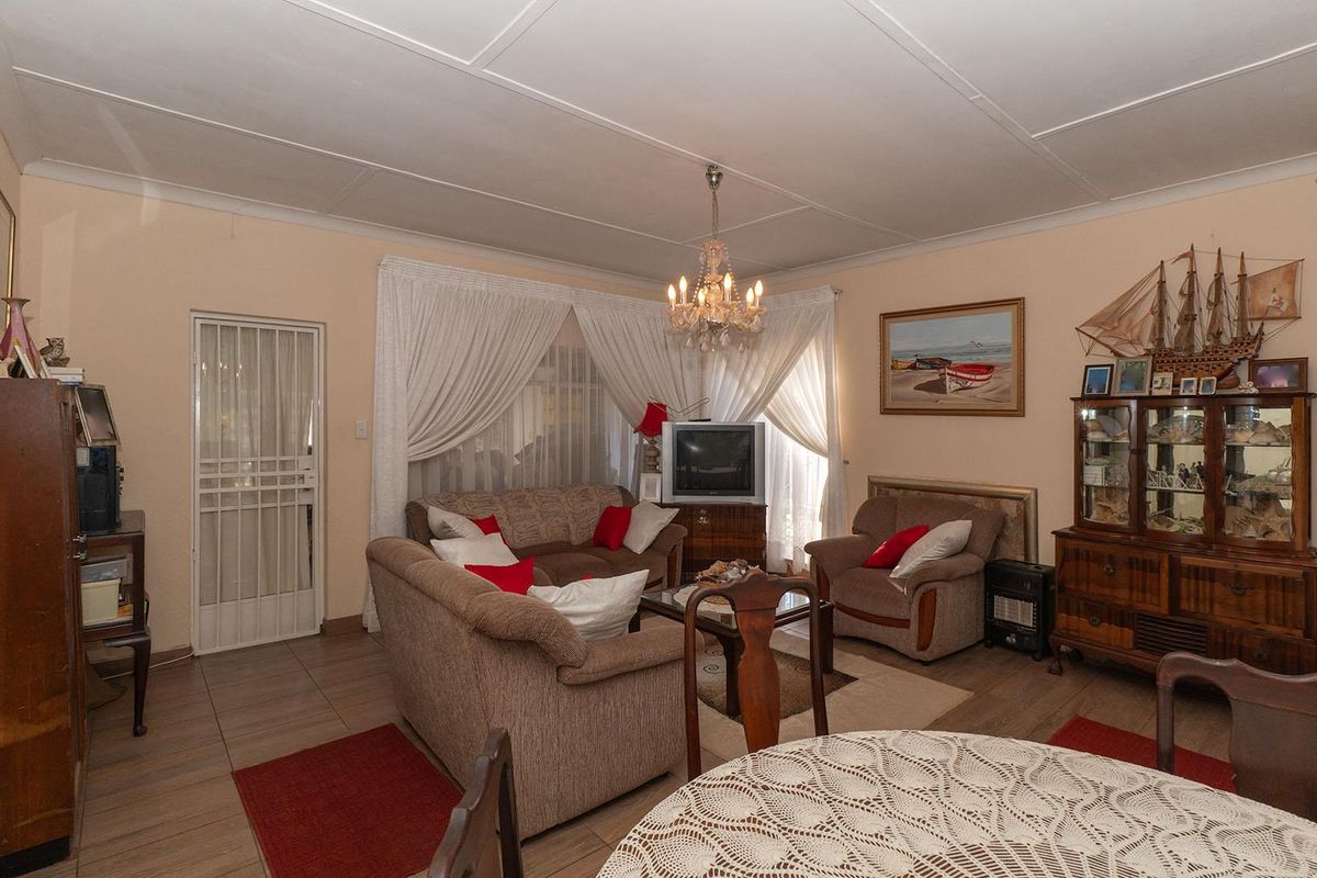 Charming 3-Bedroom Family Home with Income-Generating Bachelor Cottage in Birchleigh - Photo 5