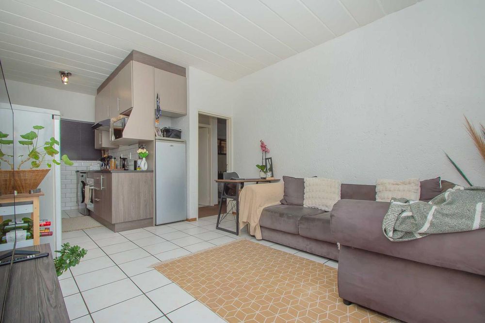 Lounge -dining overview with natural sunlight