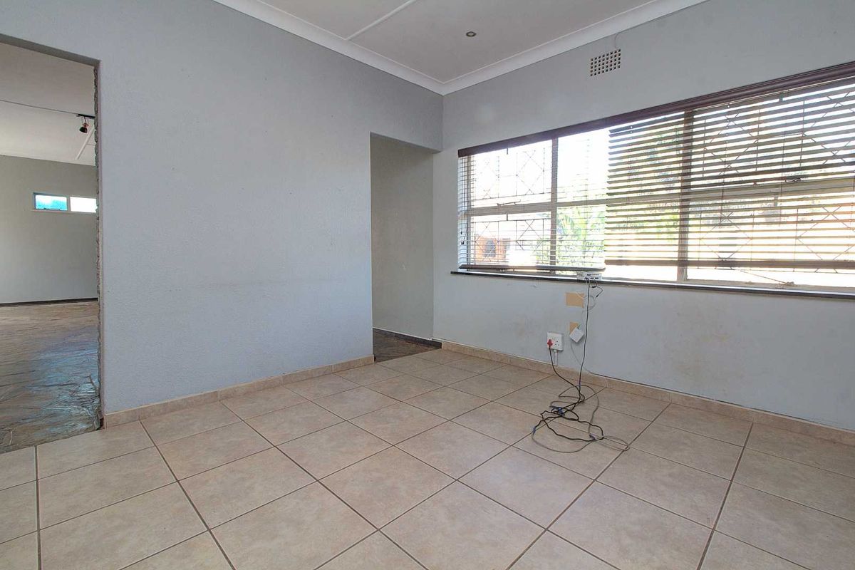 Space, Style, & Solar Savings: Your Dream Home Awaits! - Photo 5