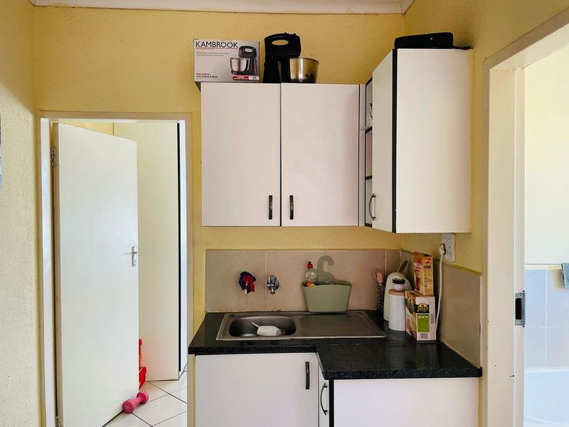 Cozy and affordable bachelor unit in Steves Court - Photo 2