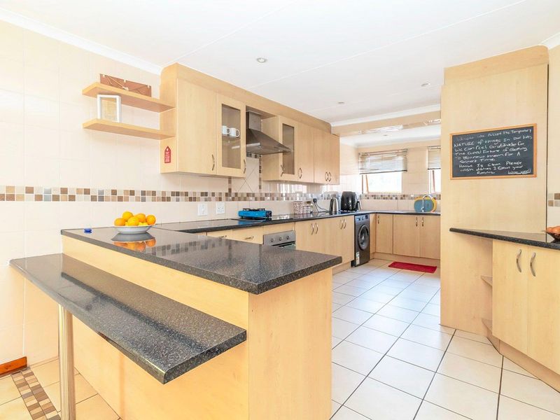 SPACIOUS 3-BEDROOM HOME WITH STUNNING BALCONY VIEWS. - Photo 3