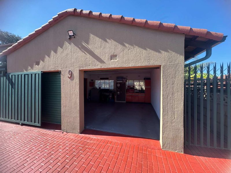 Family Home with Large Flatlet for Sale - Photo 2