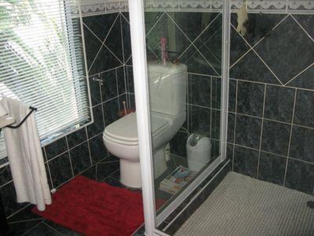 Flat: bathroom 