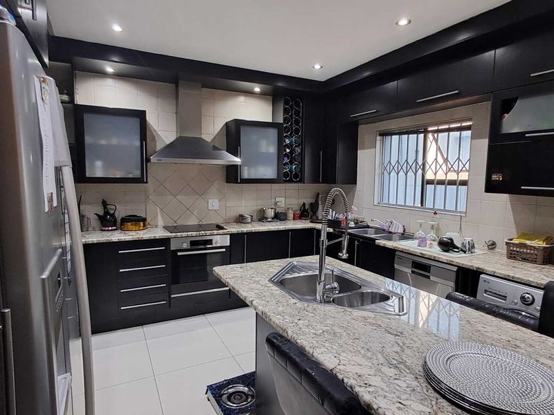 A beautiful dream home in a sought after neighbourhood:RELOCATION SALE - Photo 5