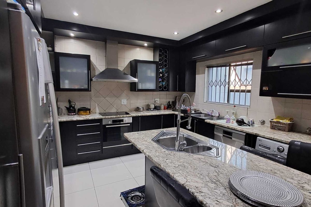 A beautiful dream home in a sought after neighbourhood:RELOCATION SALE - Photo 5