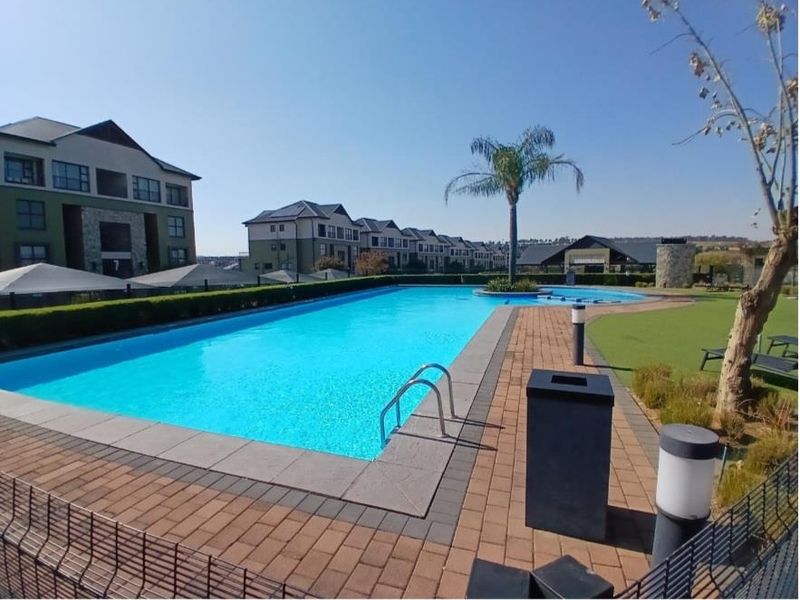 Modern, well maintained apartment with luxurious finishes. - Photo 2