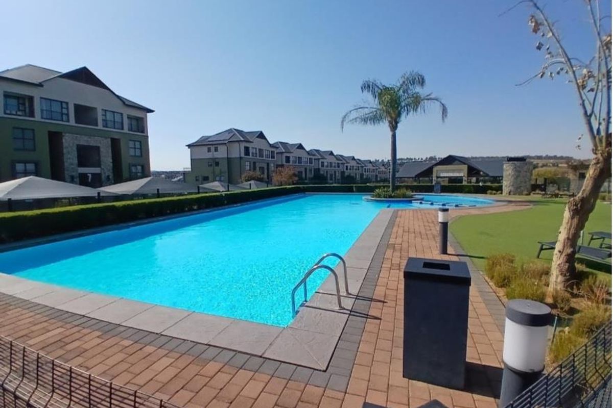 Modern, well maintained apartment with luxurious finishes. - Photo 2
