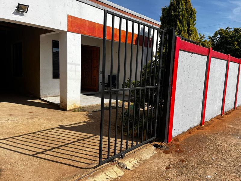 Stunning fully walled property!!!! - Photo 3