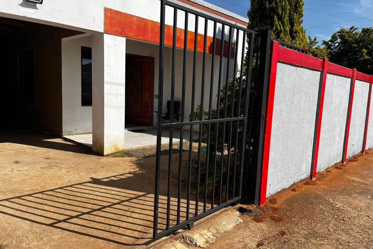 Stunning fully walled property!!!! - Photo 3