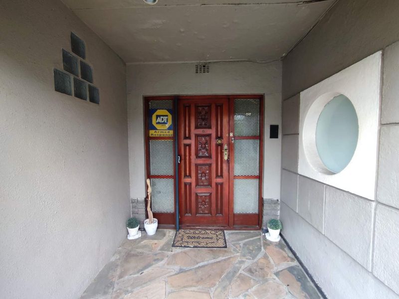 10 Bedroom House for Sale - Photo 2