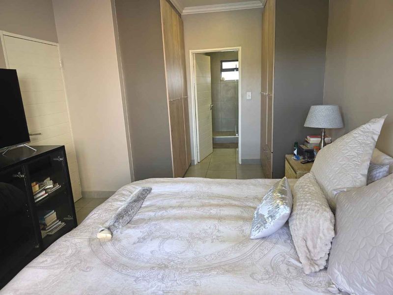 Modern, Stunning 3-Bedroom Apartment for Rent in Six Fountains Estate.  Truly the entertainer's dream! - Photo 9