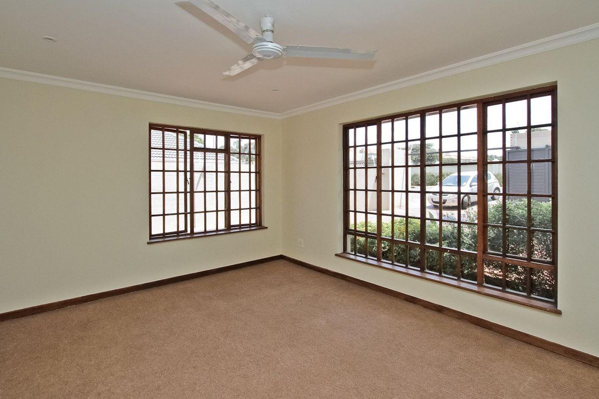 Pristine and Spacious Home - centrally located! - Photo 5