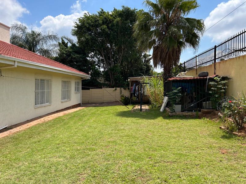 Stunning Family Home in Laudium Awaits Your New Memories - Photo 2