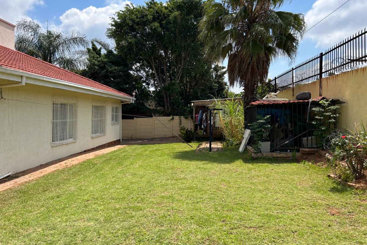 Stunning Family Home in Laudium Awaits Your New Memories - Photo 2