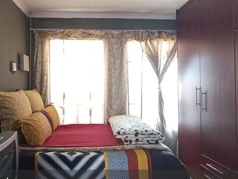 Quaint 3 Bedroom House In Clayville Ext 34 - Photo 8