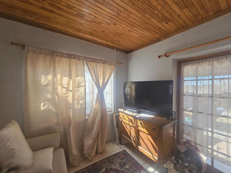 **Charming Cottage-Style Property with Endless Potential** - Photo 8