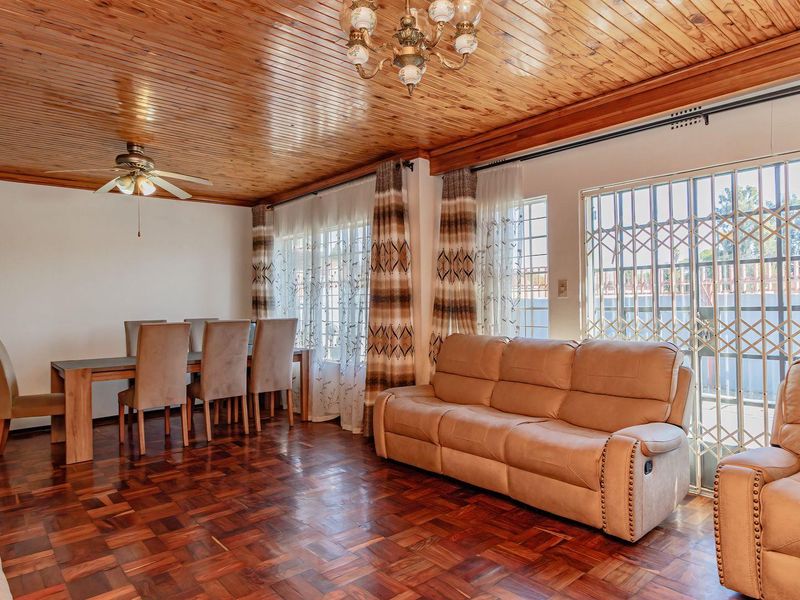 Gorgeous 5 Bedroom home - Photo 7