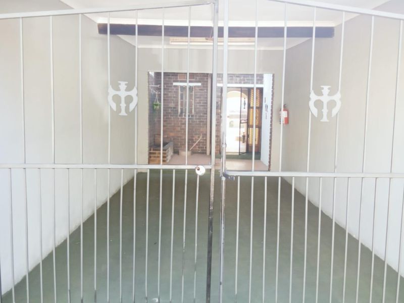 Spacious, Secure & Family-Friendly Townhouse in the Heart of Fairlands – R1 350 000 - Photo 2