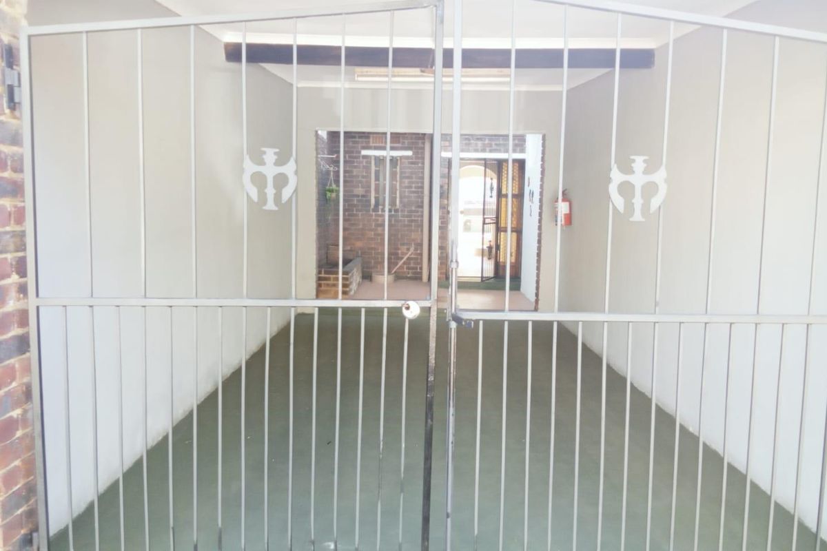 Spacious, Secure & Family-Friendly Townhouse in the Heart of Fairlands – R1 350 000 - Photo 2