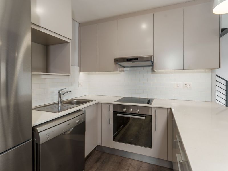 Loft apartment living at its finest 2 bedrooms 2 bathrooms panoramic mountain views plus 2 secure basement parking bays plus a lift. - Photo 10