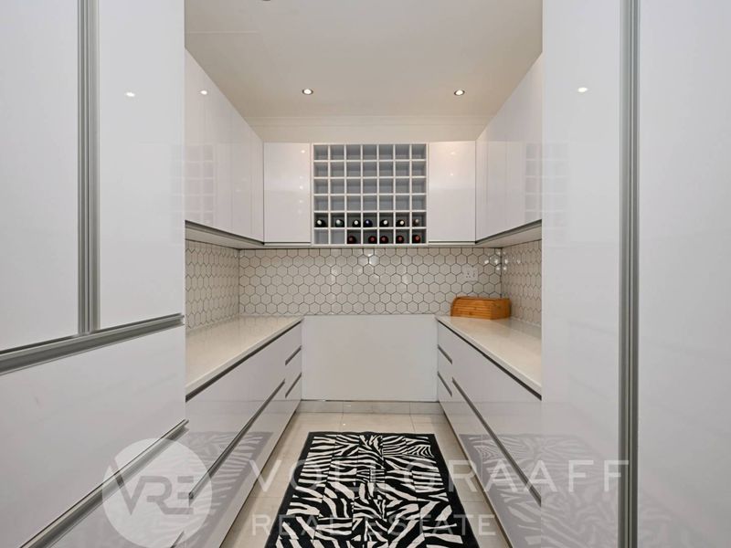 Luxury Beachside Living For Sale in Mile 4 - Photo 7