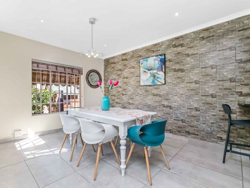 A SINGLE-STOREY FAMILY HOME IN A SECURE CUL-DE-SAC WITH A BEAUTIFUL GARDEN - JUST SOUNDS WONDERFUL - Photo 9