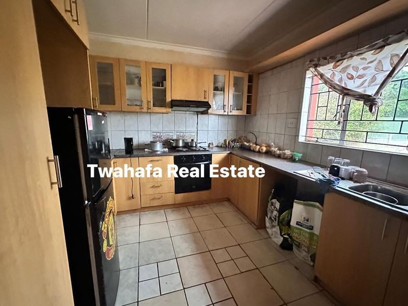 Spacious home with lots of potential - Photo 2