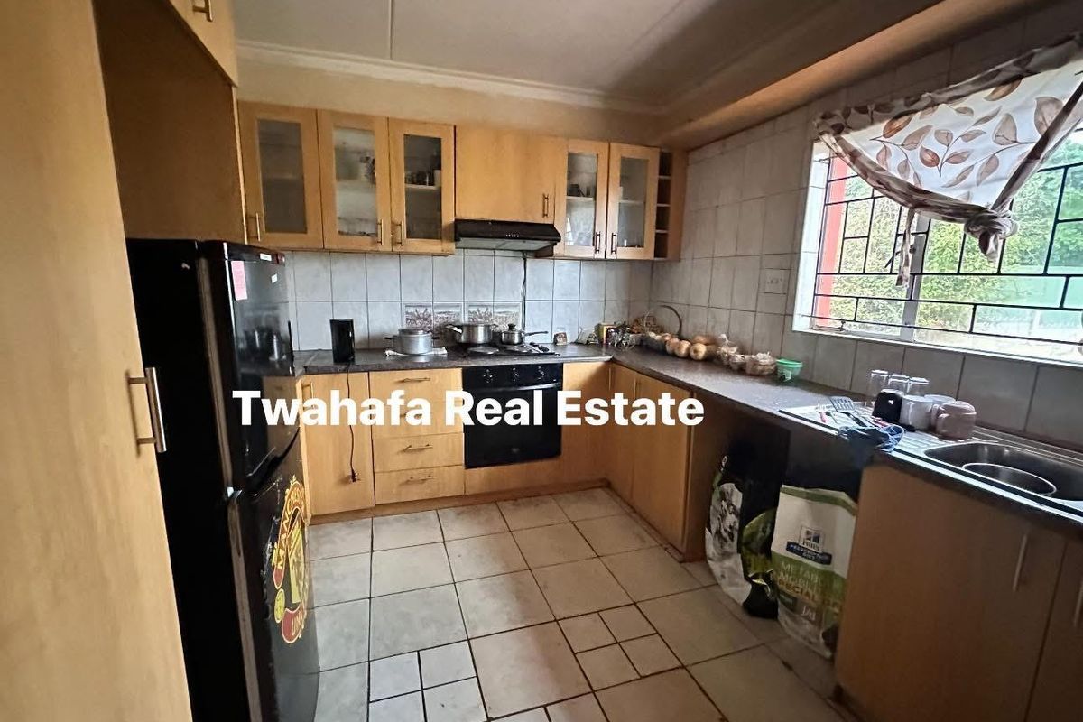 Spacious home with lots of potential - Photo 2