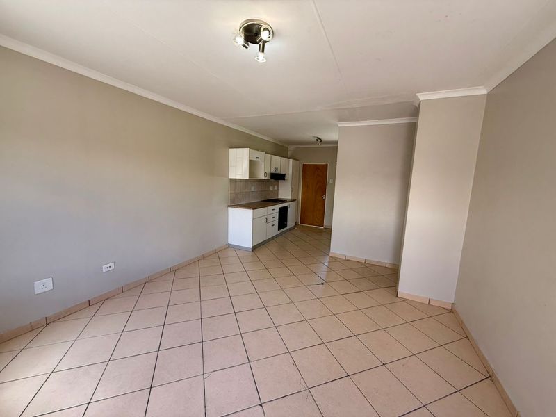 2 Bedroom Townhouse For Sale in Pionierspark Ext 1 - Photo 2