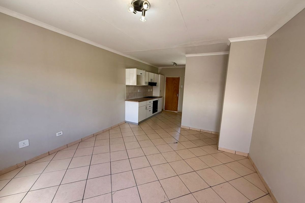 2 Bedroom Townhouse For Sale in Pionierspark Ext 1 - Photo 2
