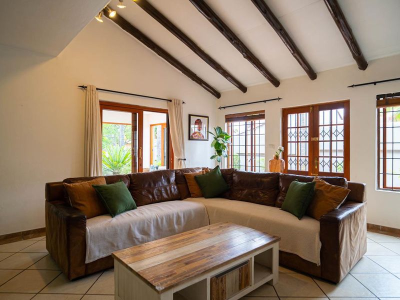 Space, Light and Comfort in a Secure Complex - Photo 8