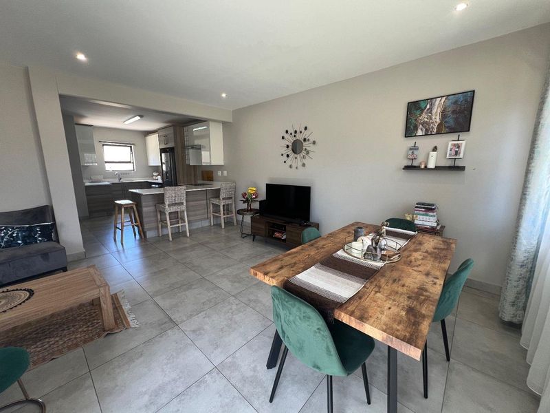 Beautiful, modern, and delightful  three-bedroom semi-detached duplex - Photo 3