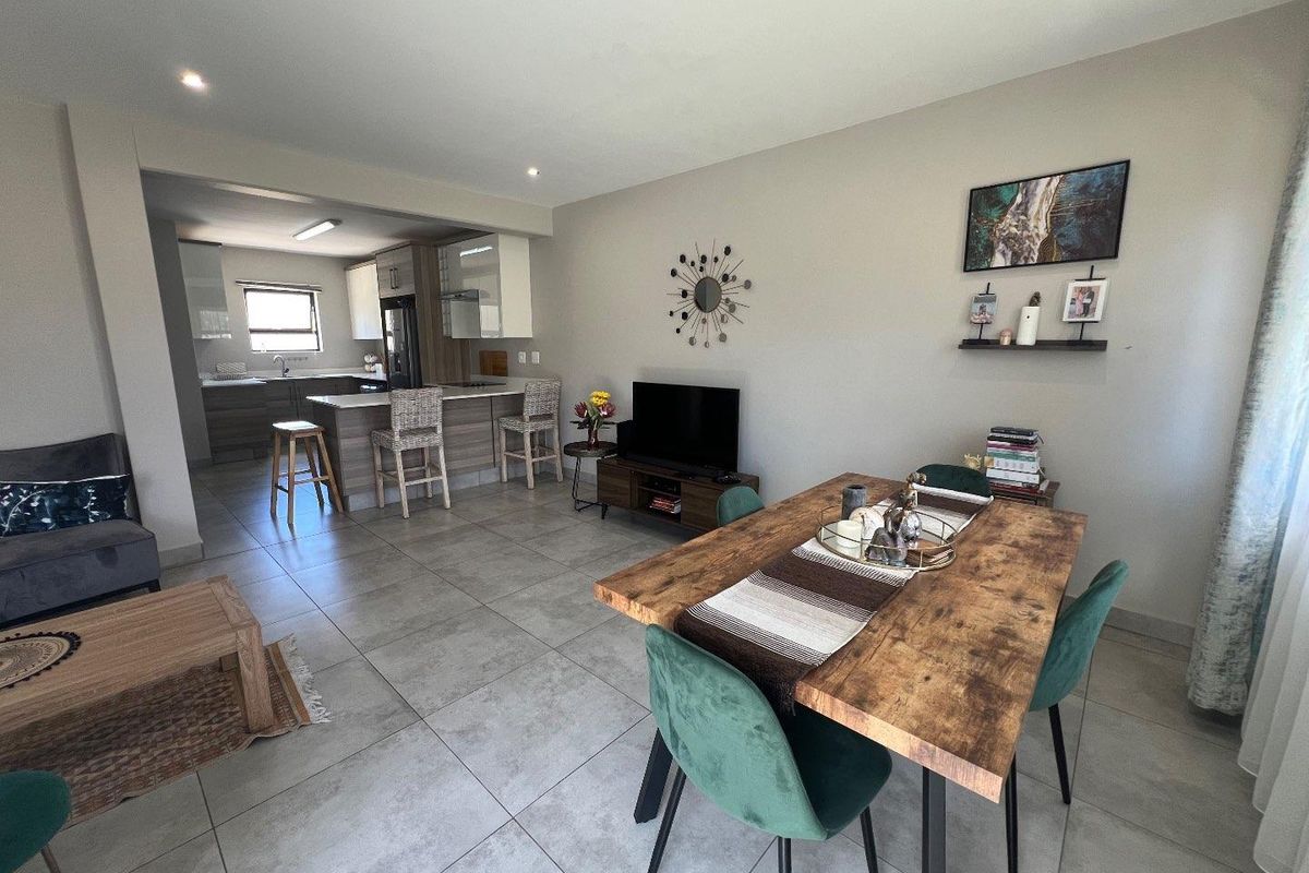 Beautiful, modern, and delightful  three-bedroom semi-detached duplex - Photo 3