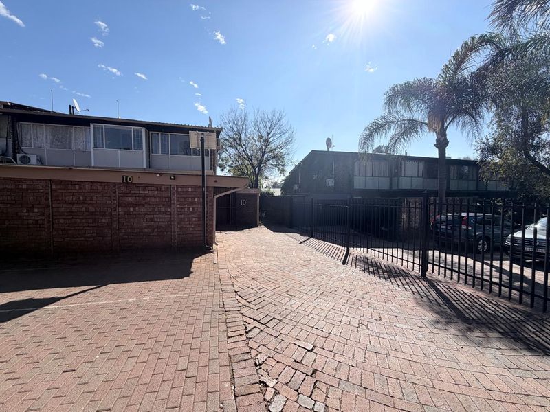 Lovely 3 bedroom duplex townhouse in a sought after suburb! - Photo 1