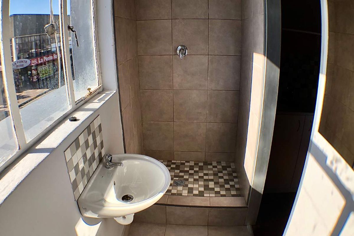 Bachelor Apartments - Close To Public Transport - Photo 5