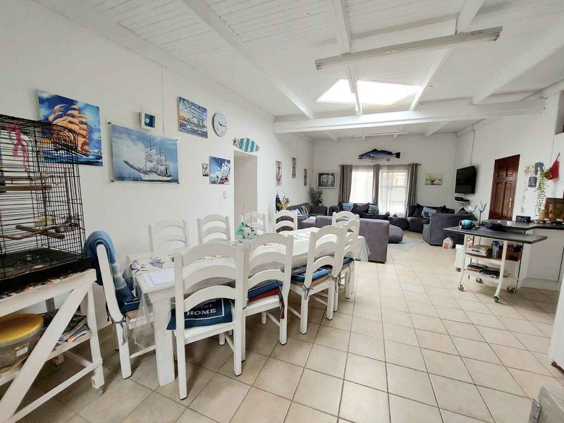 Spacious 4-Bedroom Gem: Perfect for Family & Entertaining! - Photo 7