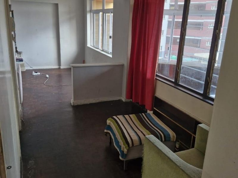 Well maintained secure 2 and half bedroom unit - Photo 5