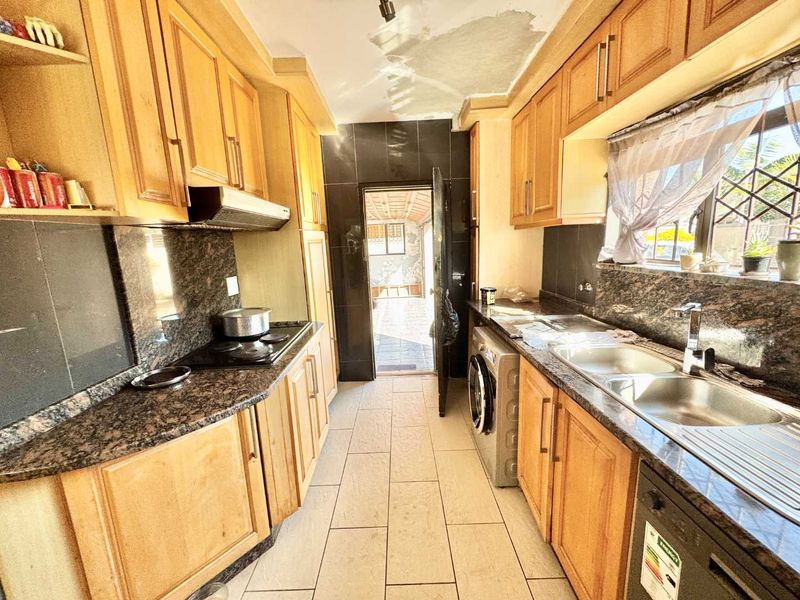 Hendra Estates - Exquisite Large Family Home For Rent In Somerset Park! - Photo 8