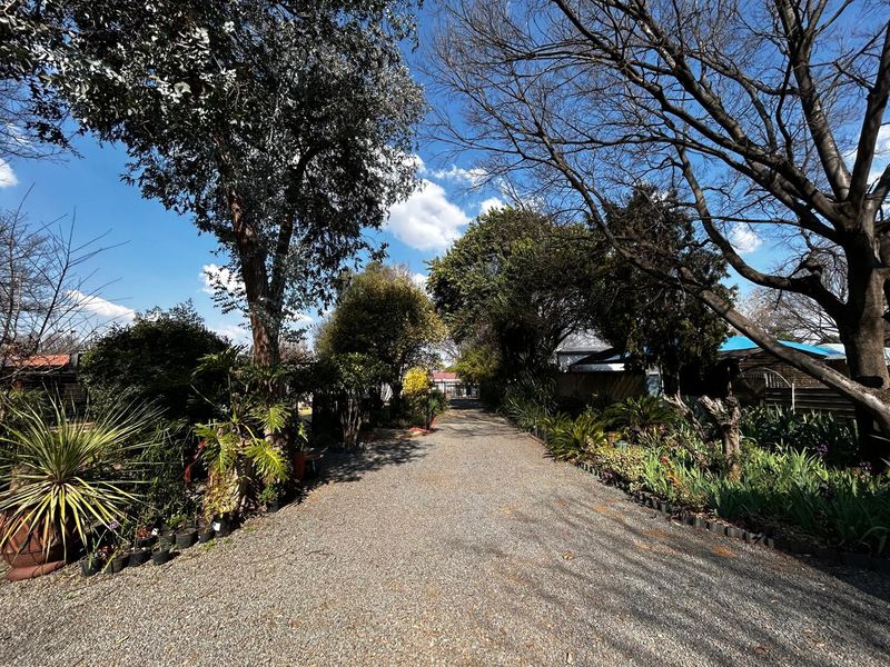 Spacious 5-Bed Home with Pool, Braai, and Top Security Features - Photo 1