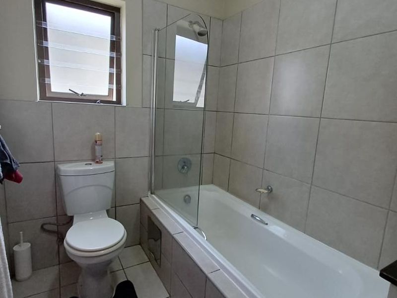 Chic Norton Park flat with open plan living - Photo 9