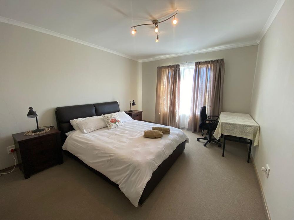 Main bedroom with a walk-in closet and en-suite bathroom